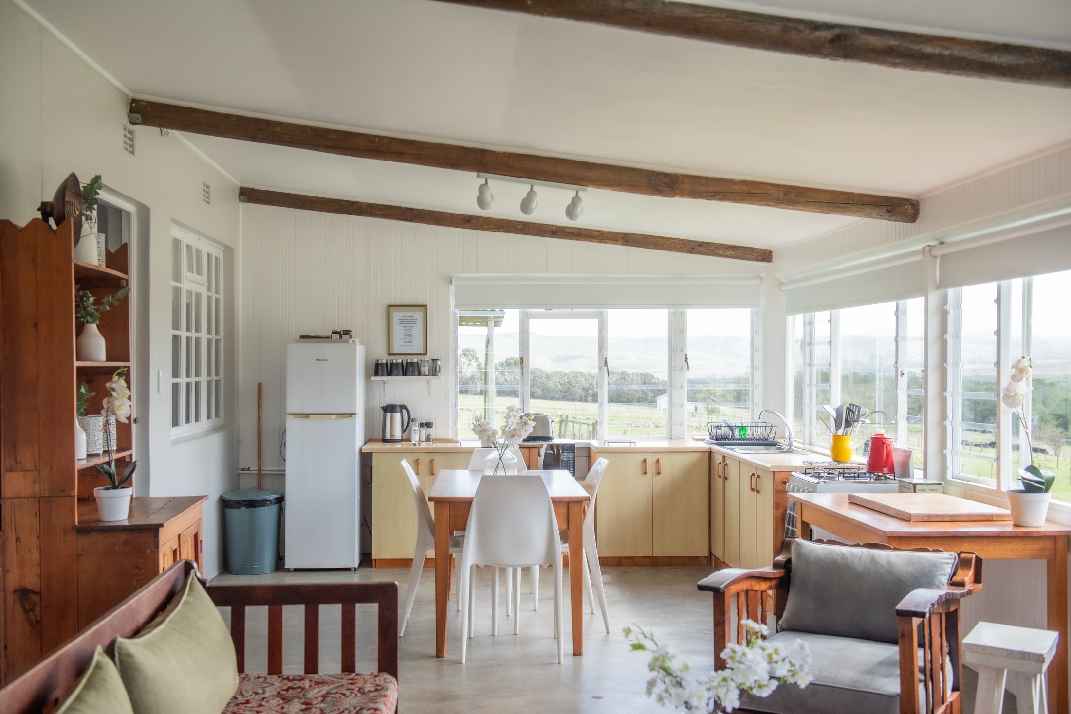 Duck Pond — kitchen and dining area at Landmeterskop Farm Cottages